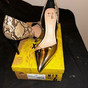 Snake print heels in Gold